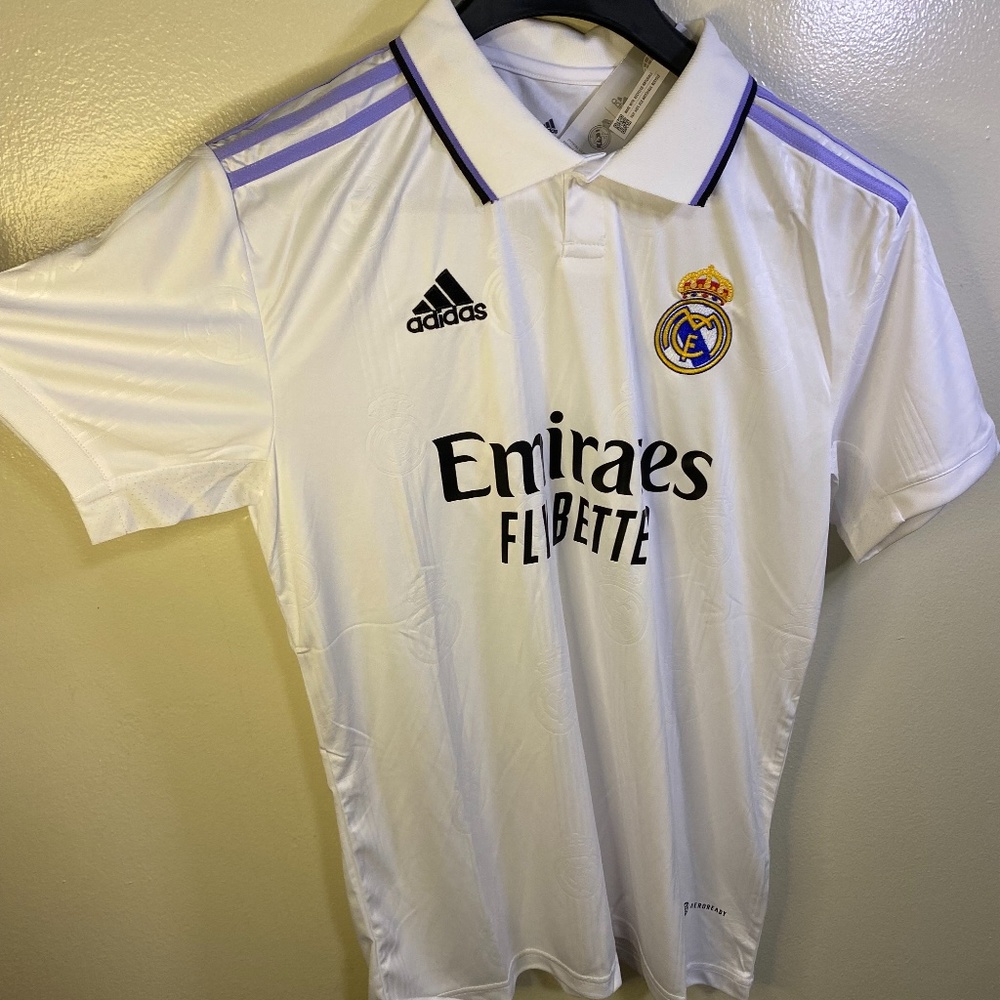 Real Madrid Jersey 2022-2023 Home Size large Mens Soccer Adidas.